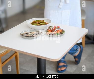 Trois plats présentés dans une salle à manger simple. Banque D'Images