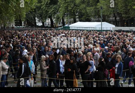 Les membres du public attendent de voir le cercueil de sa Majesté la reine Elizabeth II qui.sera dans l'État à Westminster Hall pendant quatre jours. Le cercueil est drapé avec la norme royale sur laquelle se trouvent les instruments d'État la Couronne d'État impériale, l'Orbe et le Sceptre. Une vigile continue est tenue par les gardes du corps du roi de l'honorable corps de gentleman aux armes, la Compagnie royale des Archers, les Yéomen de la Garde assistés par les gardes de Yeomen de la Tour de Londres et par les officiers de la division Household à Londres, jeudi, 15 septembre 2022. La reine Elizabeth II Banque D'Images