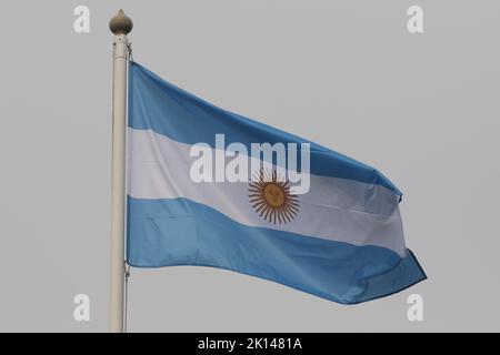 Saint-Pétersbourg, Russie. 15th septembre 2022. Le drapeau de l'Argentine vu dans la galerie des drapeaux des pays participants dans le cadre du Forum international du gaz de Saint-Pétersbourg 2022 (SPIGF 2022). (Photo de Maksim Konstantinov/SOPA Images/Sipa USA) crédit: SIPA USA/Alay Live News Banque D'Images