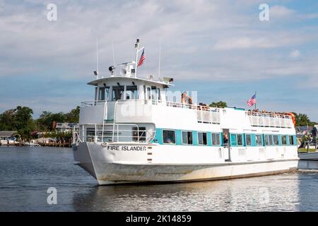 Bay Shore, New York, États-Unis - 10 août 2022 : le ferry de Fire Island Fire Island Fire Islander sort du terminal de ferry de Bay Shore et emmène les passagers à t Banque D'Images