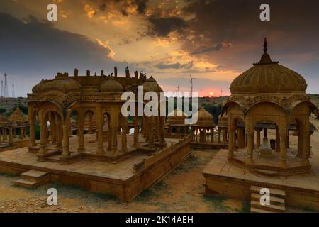 Bada Bagh ou Barabagh, signifie Big Garden, est un complexe de jardin à Jaisalmer, Rajasthan, Inde, pour les cénotaphes royaux de Maharajas ou Rois de Jaisalmer. Banque D'Images