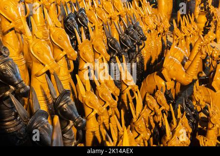 Chevaux, célèbres poupées d'animaux en terre cuite, fabriqués à Bishnupur, Bankura, Bengale-Occidental, à vendre à la foire de l'artisanat à Kolkata. Banque D'Images