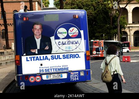 Rome, Italie. 15th septembre 2022. L'affiche électorale de Carlo Calenda, chef du parti Azione, est exposée dans un autobus avant les élections générales du 25 septembre 2022. (Credit image: © Vincenzo Nuzzolese/SOPA Images via ZUMA Press Wire) Banque D'Images