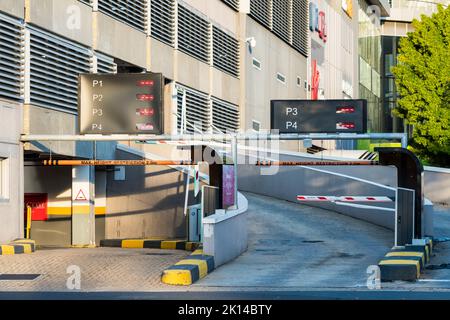 L'allée se monte jusqu'aux niveaux de stationnement dans un garage de plusieurs étages ou un parking en Afrique du Sud sans voiture Banque D'Images