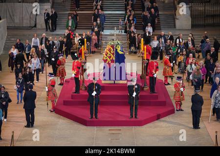 Le secrétaire écossais Alister Jack (avant gauche) et le secrétaire d'État à la Défense Ben Wallace (avant droit) jouent un rôle cérémonial en tant que membres de la Compagnie royale des Arches qui gardent le cercueil de la reine Elizabeth II, drapé dans l'étalon royal avec la Couronne d'État impériale et l'orbe et le sceptre du souverain, Couché en état sur la catafalque à Westminster Hall, au Palais de Westminster, à Londres, devant ses funérailles, lundi. Date de la photo: Jeudi 15 septembre 2022. Banque D'Images