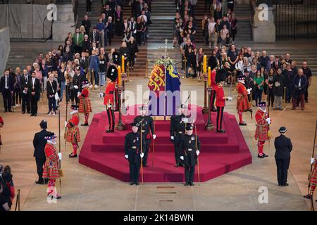 Le secrétaire écossais Alister Jack (avant gauche) et le secrétaire d'État à la Défense Ben Wallace (avant droit) jouent un rôle cérémonial en tant que membres de la Compagnie royale des Arches qui gardent le cercueil de la reine Elizabeth II, drapé dans l'étalon royal avec la Couronne d'État impériale et l'orbe et le sceptre du souverain, Couché en état sur la catafalque à Westminster Hall, au Palais de Westminster, à Londres, devant ses funérailles, lundi. Date de la photo: Jeudi 15 septembre 2022. Banque D'Images