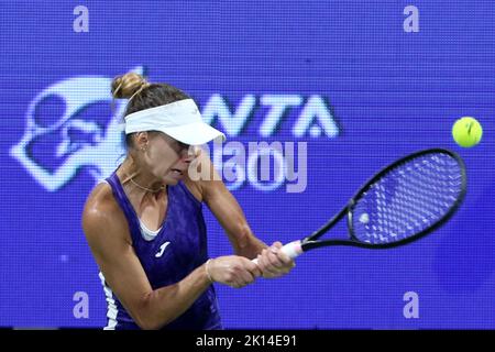 Chennai, Tamil Nadu, Inde. 15th septembre 2022. Le joueur de tennis polonais Magda Linette en action contre le joueur de tennis russe Oksana Selekhmeteva lors de la tournée WTA Chennai Open 2022 Tournoi de tennis à Chennai. (Image de crédit : © Sri Loganathan/ZUMA Press Wire) Banque D'Images