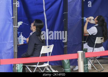 Les personnes soumises à des tests obligatoires et soumises à des tests volontaires dans une station mobile de collecte d'échantillons située à Bandstand, dans le parc Victoria. 04JUL22. SCMP / Dickson Lee Banque D'Images