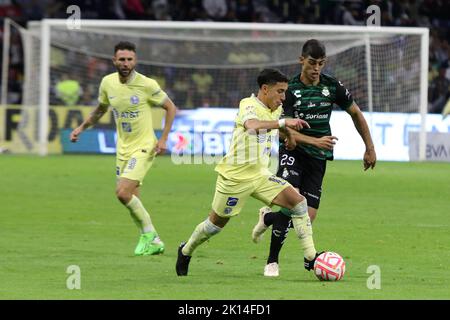 Mexico, Mexique. 14th septembre 2022. (L) Alejandro Zendejas du club de football américain et Juan Brunetta de Santos Laguna en action pendant le match de football américain entre le club de football américain et Santos Laguna du tournoi d'ouverture 2022 de MX League au stade Aztec. On 14 septembre 2022 à Mexico, Mexique. (Credit image: © Ismael Rosas Eyepix Group/eyepix via ZUMA Press Wire) Banque D'Images