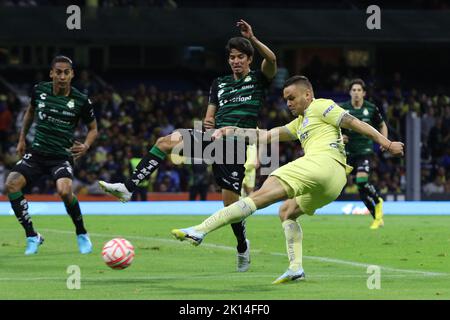 Mexico, Mexique. 14th septembre 2022. (R) Jonathan Rodríguez du club de football américain et Carlos Orrantia de Santos Laguna en action pendant le match de football entre le club de football américain et Santos Laguna du tournoi d'ouverture 2022 de la MX League au stade Aztec. On 14 septembre 2022 à Mexico, Mexique. (Credit image: © Ismael Rosas Eyepix Group/eyepix via ZUMA Press Wire) Banque D'Images