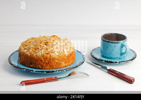 Gâteau au raisin fait maison et tasse de thé sur table en bois blanc. CopySpace Banque D'Images