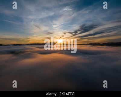 Vue aérienne drone survolant la mer de brouillard au lever du soleil, montagne Khoa Khai nui, Phang Nga, Thaïlande Banque D'Images