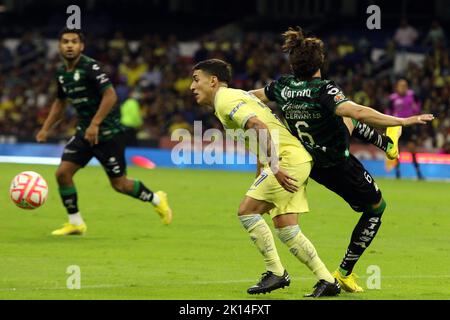 Mexico, Mexique. 14th septembre 2022. (L) Alejandro Zendeja du club de football américain et Alan Cervantes de Santos Laguna en action pendant le match de football américain entre le club de football américain et Santos Laguna du tournoi d'ouverture 2022 de MX League au stade Aztec. On 14 septembre 2022 à Mexico, Mexique. (Credit image: © Ismael Rosas Eyepix Group/eyepix via ZUMA Press Wire) Banque D'Images