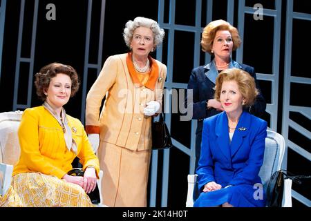 l-r: Lucy Robinson (Liz - Jeune Reine), Stella Gonet (T - ancienne Thatcher), Marion Bailey (Q - ancienne Reine), Fenella Woolgar (Mags - jeune Thatcher) à HANDBAGGED par Moira Buffini au Vaudeville Theatre, Londres WC2 10/04/2014 a Tricycle Theatre, Londres NW6 2013 conception de production: Richard Kent Lighting: Oliver Fenwick directeur: Indhu Rubasingham Banque D'Images