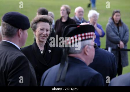 Galashiels, Royaume-Uni. 15 septembre 2022. S.A.R. la princesse royale rendra visite aux Galashiels Légende : Anne, princesse royale (Anne Elizabeth Alice Louise; née le 15 août 1950), est le deuxième enfant et la seule fille de la reine Elizabeth II et du prince Philip, duc d'Édimbourg, Et la seule sœur du roi Charles III son Altesse Royale la Princesse Royale visitera les frontières écossaises aujourd'hui, jeudi 15 septembre, rencontrant les résidents et le personnel de Waverley Care Home, les élèves de l'Académie Galashiels, les soignants locaux et les anciens combattants. La princesse Royale est présidente de la fiducie des soignants et est connue pour son travail suppo CRED Banque D'Images