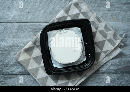 vue de dessus du fromage de chèvre frais sur fond de bois. Banque D'Images