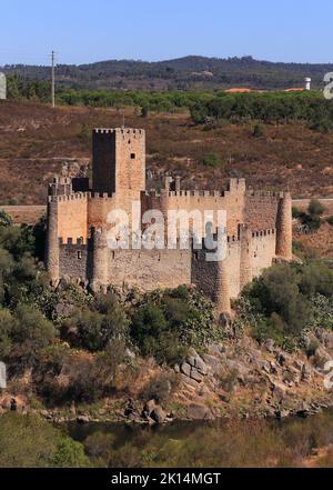 Le château médiéval d'Almourol sur une île sur le Tage - Rio Tejo, Santarem, Ribatejo, Portugal. Reconstruit par le Maître des templiers. Banque D'Images