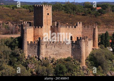 Le château médiéval d'Almourol sur une île sur le Tage - Rio Tejo, Santarem, Ribatejo, Portugal. Reconstruit par le Maître des templiers. Banque D'Images