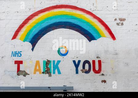 Rainbow et merci NHS message peint sur un mur pendant la pandémie de Covid-19 de 2020, maintenant décoloré avec la peinture écaillée en 2022, Winchester Hampshire Royaume-Uni Banque D'Images