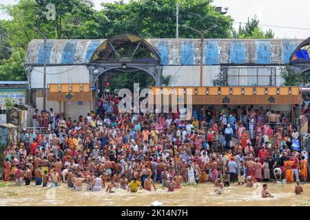 Le peuple hindou indien offre fidèle 'Tarpan' au divin pour la libération de l'âme de leurs anciens décédés à Mahalaya Paksha et Sola Shrad Banque D'Images