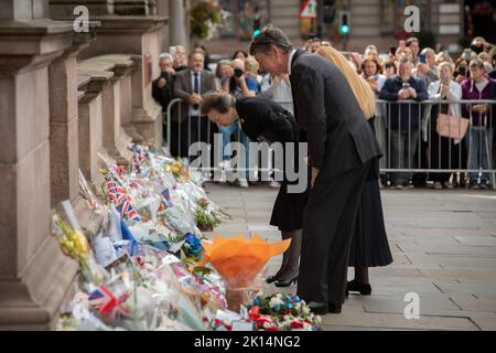 Glasgow, Écosse, 15 septembre 2022. La princesse Anne et son mari Sir Tim Laurence visitent les chambres de ville pour observer les fleurs déposées comme une marque de respect pour sa Majesté la reine Elizabeth II, décédée il y a une semaine, et ont été rencontrées par Lord Provost Jacqueline McLaren, à Glasgow, en Écosse, le 15 septembre 2022. Crédit photo : Jeremy Sutton-Hibbert/Alay Live News. Banque D'Images