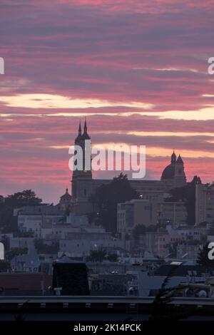 Alamo Square est une destination touristique populaire à San Francisco, CA, Etats-Unis parce que les femmes peintes sont là. Banque D'Images