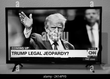 Une capture d'écran de la télévision CNN faisant la promotion d'un prochain reportage sur les problèmes juridiques possibles pour l'ancien président américain Donald Trump. Banque D'Images