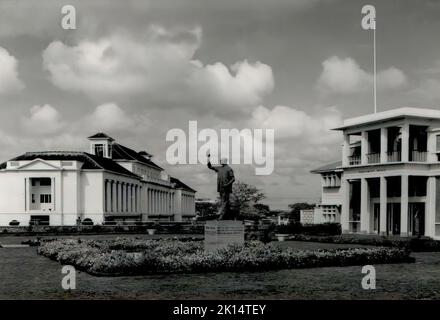 La statue du président Kwame Nkrumah devant le Parlement à Accra, Ghana, vers 1960 Banque D'Images