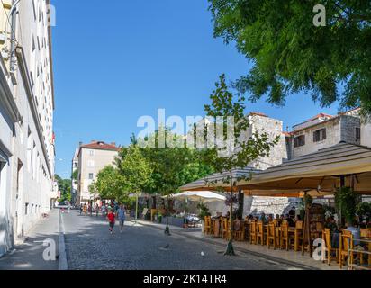 Café et bar sur Ulica Kralja Tomislava, une rue dans la vieille ville de Split, Croatie Banque D'Images