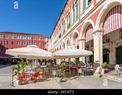 Restaurant sur Trg Republike (Plaza de la Republica), vieille ville de Split, Croatie Banque D'Images