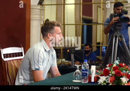 Le capitaine de l'équipe de cricket d'Angleterre, Jos Buttler, s'adresse aux médias lors de la conférence de presse, qui s'est tenue jeudi à 15 septembre 2022, dans un hôtel local de Karachi. L'équipe de cricket d'Angleterre a touché le sol à Karachi lors de sa première tournée au Pakistan en 17 ans. L'Angleterre a joué pour la dernière fois au Pakistan en 2005 et devait se rendre l'année dernière jusqu'à ce qu'elle se retirent à court terme après que la Nouvelle-Zélande ait également annulé une tournée pour des raisons de sécurité. Banque D'Images