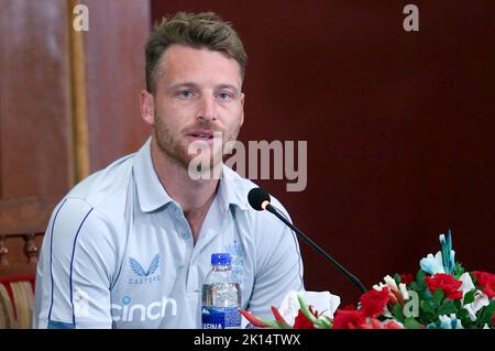 Le capitaine de l'équipe de cricket d'Angleterre, Jos Buttler, s'adresse aux médias lors de la conférence de presse, qui s'est tenue jeudi à 15 septembre 2022, dans un hôtel local de Karachi. L'équipe de cricket d'Angleterre a touché le sol à Karachi lors de sa première tournée au Pakistan en 17 ans. L'Angleterre a joué pour la dernière fois au Pakistan en 2005 et devait se rendre l'année dernière jusqu'à ce qu'elle se retirent à court terme après que la Nouvelle-Zélande ait également annulé une tournée pour des raisons de sécurité. Banque D'Images