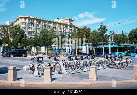 Parking louer des vélos sur la place Slavyanskaya à Kitay-Gorod, paysage urbain : Moscou, Russie - 04 août 2022 Banque D'Images