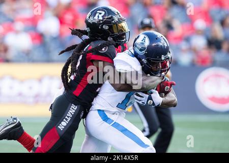 10 septembre 2022: Le grand receveur des Argonauts de Toronto Kurleigh Gittens Jr. (19) attrape un col et est attaqué par les Noirs rouges d'Ottawa dos défensif Abdul Kanneh (14) pendant le jeu CFL entre les Argonautes de Toronto et les Noirs rouges d'Ottawa tenu au stade TD place à Ottawa, Canada. Daniel Lea/CSM Banque D'Images