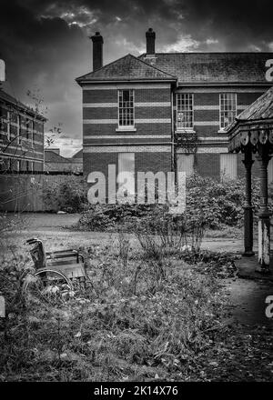 Fauteuil roulant abandonné dans un hôpital WW1 abandonné. Cardiff.pays de Galles.Royaume-Uni Banque D'Images