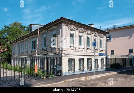 Allée Tovarishchesky, vue sur un ancien manoir en bois du 19th siècle : Moscou, Russie - 14 août 2022 Banque D'Images