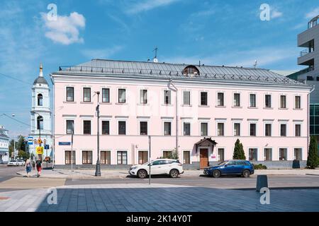 La rue Shkolnaya, un vieux bâtiment de trois étages datant de 1890, le clocher de l'église Saint-Sergius de Radonezh dans la Rogozhskaya Sloboda sur la lef Banque D'Images