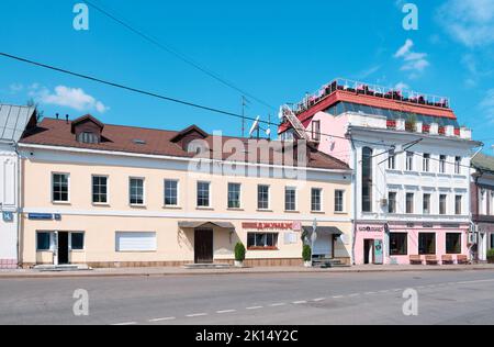 Rue Dobrovolcheskaya, vue sur les vieilles maisons construites à la fin du 19th siècle, paysage urbain : Moscou, Russie - 14 août 2022 Banque D'Images