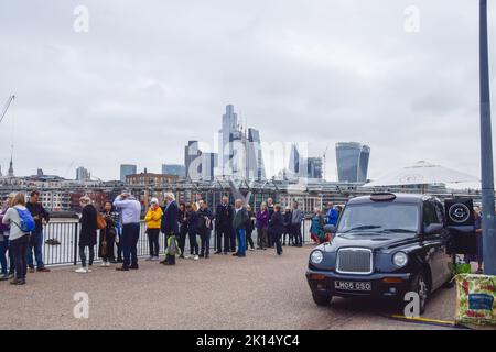 Londres, Royaume-Uni. 15th septembre 2022. Les amateurs de tourniers attendent dans une ligne à côté de Millennium Bridge et de Tate Modern. La file d'attente pour la reine Elizabeth II dans l'état s'étend sur plusieurs kilomètres, alors que les gens attendent des heures pour voir le cercueil de la reine. Le cercueil a été placé à Westminster Hall dans le Palais de Westminster où elle restera jusqu'à ses funérailles le 19th septembre. Crédit : SOPA Images Limited/Alamy Live News Banque D'Images