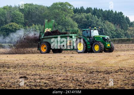 Agriculture moderne. Épandage de fumier avant le labour. Banque D'Images