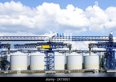 Terminal polyvalent avec de nombreux silos de stockage dans le port de Ventspils pour le transfert d'une large gamme et d'une grande quantité de produits agricoles Banque D'Images