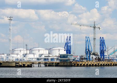 Un parc de réservoirs de produits chimiques dans le terminal portuaire avec équipement pour remplir les liquides dans les navires Banque D'Images