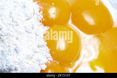 Farine et œufs. Préparation de la pâte pour la cuisson à la maison avant Noël. Produits de cuisson à domicile préparés pour le mélange. Banque D'Images