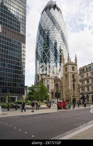 Vue sur Leadenhall Street en direction de l'église St Andrew Undershaft. Le gratte-ciel commercial Gherkin en arrière-plan. Londres, Angleterre, Royaume-Uni Banque D'Images