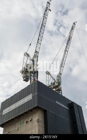 Les grues à tour se tiennent au-dessus du noyau en béton sur le chantier de construction du nouveau bâtiment à One Leadenhall. Ville de Londres, Angleterre, Royaume-Uni Banque D'Images