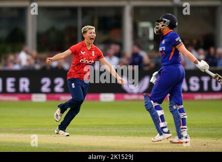 Issy Wong, en Angleterre, célèbre le cricket de Shafali Verma, en Inde, lors du troisième match international de T20 au Seat unique Stadium de Bristol. Date de la photo: Jeudi 15 septembre 2022. Banque D'Images