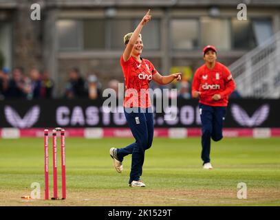 Issy Wong, en Angleterre, célèbre le cricket de Shafali Verma, en Inde, lors du troisième match international de T20 au Seat unique Stadium de Bristol. Date de la photo: Jeudi 15 septembre 2022. Banque D'Images