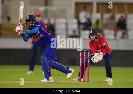 Chester le Street, Angleterre, le 10 septembre 2022. Pooja Vastrakar battant pour l'Inde femmes contre l'Angleterre femmes dans la première vitalité IT20 au siège unique Riverside, Chester le Street. Le gardien de cricket est Amy Jones. Les joueurs portent des brassards noirs à la mémoire de sa Majesté la reine Elizabeth II Crédit : Colin Edwards Banque D'Images