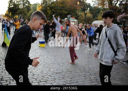 Les gens sont vus danser à un groupe de musique de rue. Malgré l'invasion à grande échelle de la Fédération de Russie, les week-ends, la joie et la vie règnent sur la rue principale d'Odessa - Deribasovskaya, les vacanciers marchent, dansent, s'amusent, comme en temps de paix. Rue Deribasovskaya - une des rues centrales de la ville d'Odessa, est l'une des principales attractions de la ville.depuis la fin du 20th siècle, la plupart de Deribasovskaya a été fermée à la circulation et est une zone piétonne. Deribasovskaya est un endroit populaire pour les festivités. Il y a de nombreux cafés et boutiques sur Deribasovskaya. La rue a son nom Banque D'Images