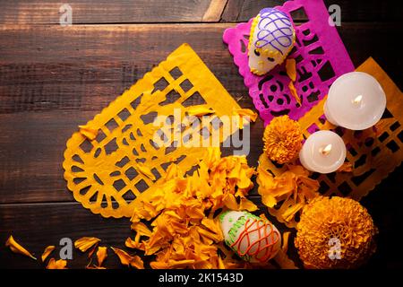 Crânes de sucre avec bougie, fleurs de Cempasuchil ou Marigold et Papel Picado.Décoration traditionnellement utilisée dans les autels pour la célébration du jour de Banque D'Images